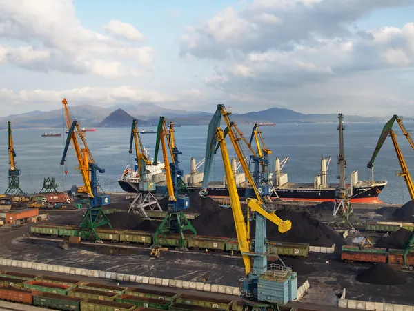 Carvão a bordo de um navio no porto de Nakhodka (Extremo Oriente ) — Fotografia de Stock