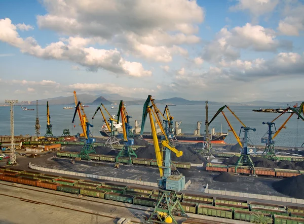 Coal loading on a vessel in port Nakhodka (Far East) — Stock Photo, Image