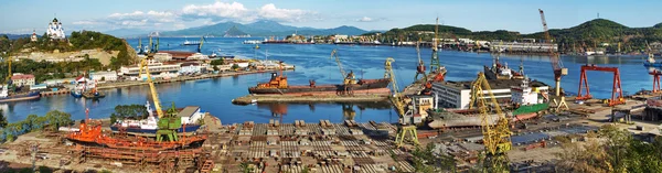 Slipway area, port Nakhodka, Rússia. Panorama Fotos De Bancos De Imagens