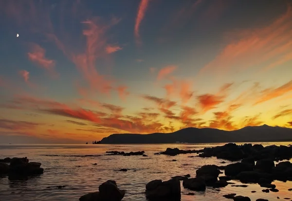 Pôr do sol sobre o mar. Nuvens iluminadas pelo pôr do sol — Fotografia de Stock