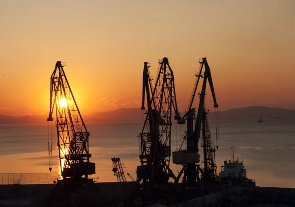 Silhouettes of gantries. Sunrise — Stock Photo, Image