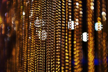 Altın zincir bokeh siyah arka plan ve lambalar