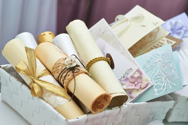 Casamento convite pergaminhos no balde — Fotografia de Stock