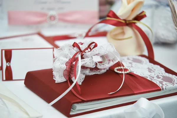 Libro di nozze sul tavolo decorato — Foto Stock