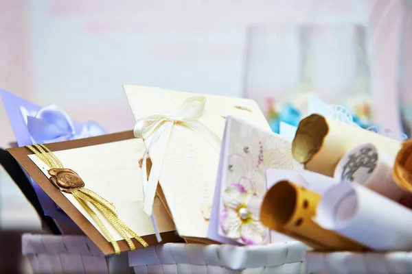 Hochzeitseinladung blättert im Eimer Stockbild