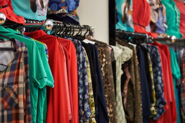 Tasarımcı giyim mağazasında dizilmiş