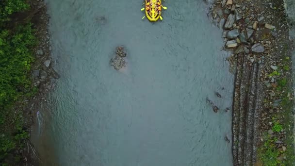 无人机在黄色的船上飞行 人们出现在山河上 在陡峭的岩石河上颠簸 高质量的4K镜头 — 图库视频影像