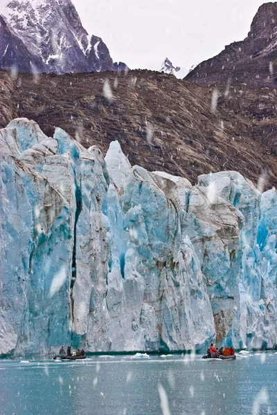 Tourists Get Close Glacier East Greendland Melting Season — Stock Photo, Image