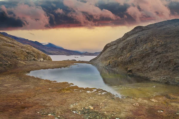 Turistler Gün Batımında Doğu Grönland Sahillerinde Fotoğraf Çekiyorlar — Stok fotoğraf