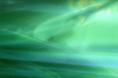 Makro, tozlu ve çizik yeşil bir cam şişeyi kapat.