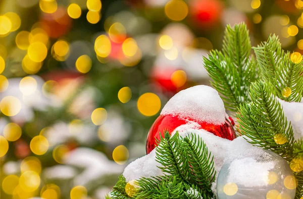 Obrázek vánoční zdobené vánoční stromky na ulici na pozadí bokeh. Sníh na větvích. Místo pro text — Stock fotografie