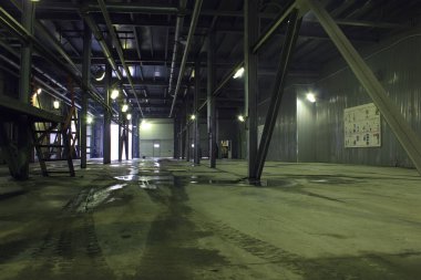 Bir sanayi fabrikasında depo.