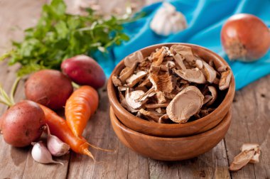 kurutulmuş mantar ve bitkisel