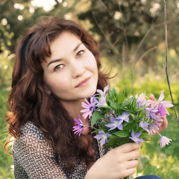 Mujer joven con flores —  Fotos de Stock