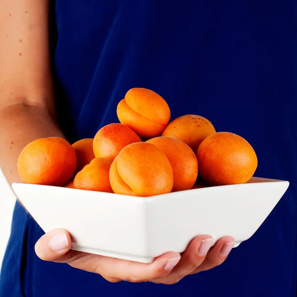 Woman with apricot — Stock Photo, Image