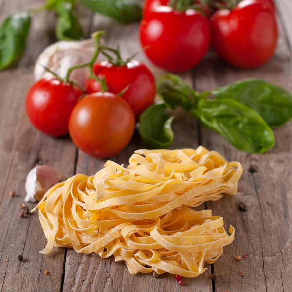 pişmemiş makarna domates ile