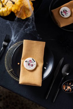 Karanlık tavada el yapımı pişirme ile Cadılar Bayramı partisi kavramı