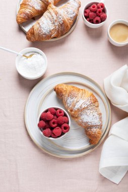 Kahve espresso ve kruvasanla İtalyan kahvaltısı kavramı.