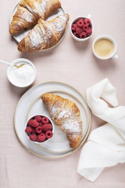 Kahve espresso ve kruvasanla İtalyan kahvaltısı kavramı.