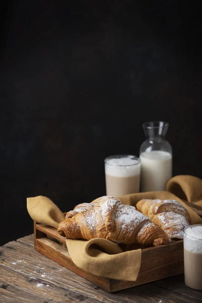 Croissant Dulce Fresco Leche Mesa Madera Enfoque Selectivo — Foto de Stock