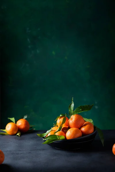 Mandarinas Frescas Com Folhas Verdes Fundo Escuro Imagem Foco Seletivo — Fotografia de Stock