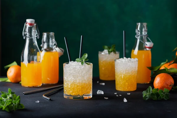 Bar Concept Cocktail Φρέσκα Μανταρίνια Θρυμματισμένο Πάγο Και Φύλλα Δυόσμου Εικόνα Αρχείου