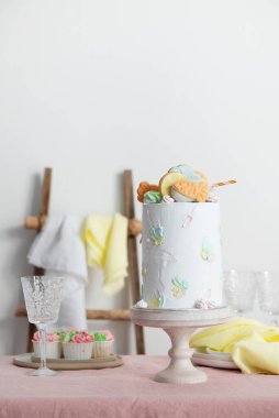 Paskalya festivali için havuçlu kurabiyeli ev yapımı tatlı pasta, seçici odaklı resim.