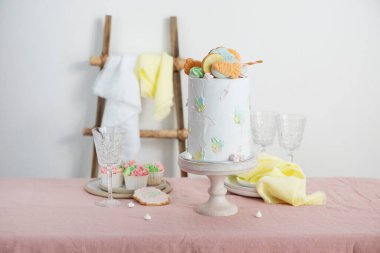 Paskalya festivali için havuçlu kurabiyeli ev yapımı tatlı pasta, seçici odaklı resim.