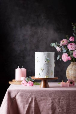 Pembe masa örtüsünde ev yapımı tatlı pasta ve koyu arkaplan, seçici odak resmi