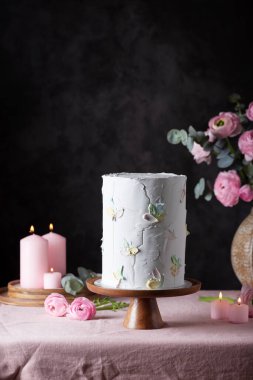 Pembe masa örtüsünde ev yapımı tatlı pasta ve koyu arkaplan, seçici odak resmi