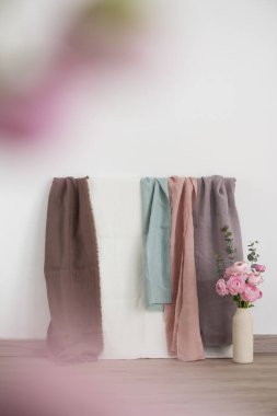 Dikiş konsepti, keten renkli kumaşlar, seçici odak resmi