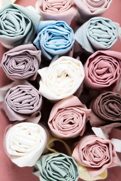 Farklı renkte keten peçeteler, ev dekorasyonu konsepti, seçici odak resmi