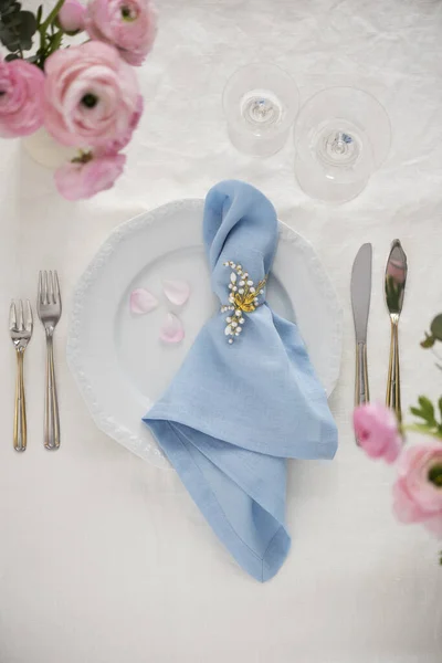 精致的浅蓝色亚麻餐巾在白盘上 婚纱观念 选择性聚焦图像 — 图库照片