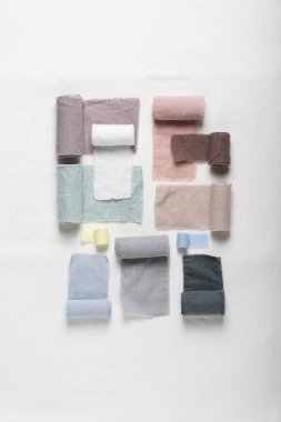 Beyaz tabloda farklı renkler kumaş örnekleri, seçici odak resmi