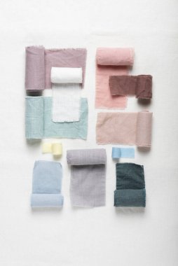 Beyaz tabloda farklı renkler kumaş örnekleri, seçici odak resmi