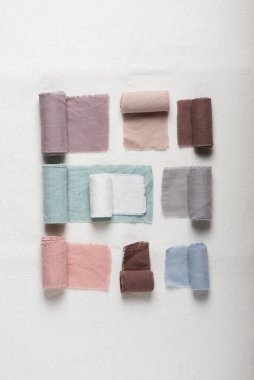 Beyaz tabloda farklı renkler kumaş örnekleri, seçici odak resmi