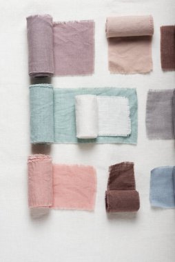 Beyaz tabloda farklı renkler kumaş örnekleri, seçici odak resmi