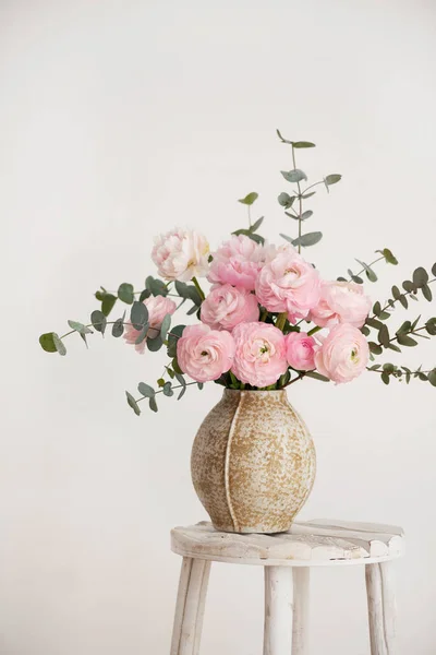 Profumo Primaverile Peonie Ranuncolo Vaso Beige Immagine Messa Fuoco Selettiva — Foto Stock