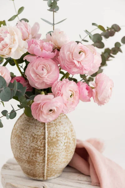 ベージュの花瓶に牡丹とランキュラスの春の花束 選択的な焦点画像 — ストック写真