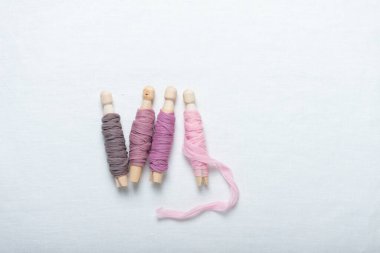 Çeşitli renklerde el yapımı ipek kurdele kavramı, seçici odak resmi