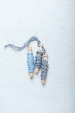 Çeşitli renklerde el yapımı ipek kurdele kavramı, seçici odak resmi