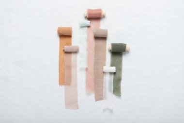 Çeşitli renklerde el yapımı ipek kurdele kavramı, seçici odak resmi