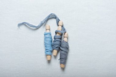 Çeşitli renklerde el yapımı ipek kurdele kavramı, seçici odak resmi