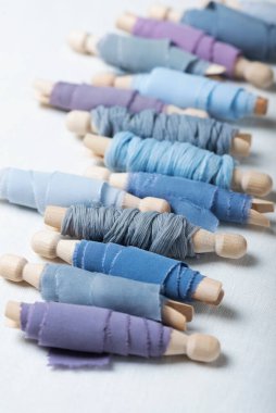 El yapımı mavi ipek kurdeleli desen, seçici odak resmi