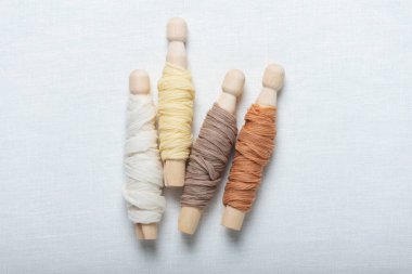 Çeşitli renklerde el yapımı ipek kurdele kavramı, seçici odak resmi