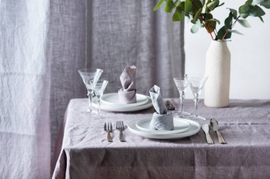 Keten masa örtüsü ve keten peçeteli ev dekorasyonu konsepti, seçici odak resmi