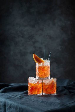 Turuncu ve seçici odaklı İtalyan geleneksel kokteyli Aperol Spritz