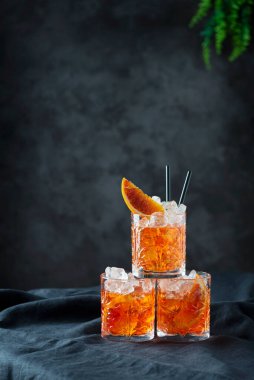 Turuncu ve seçici odaklı İtalyan geleneksel kokteyli Aperol Spritz
