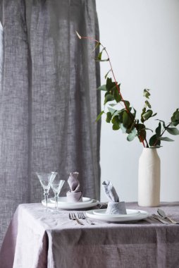 Keten masa örtüsü ve keten peçeteli ev dekorasyonu konsepti, seçici odak resmi