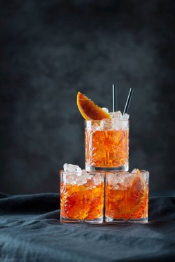 Turuncu ve seçici odaklı İtalyan geleneksel kokteyli Aperol Spritz